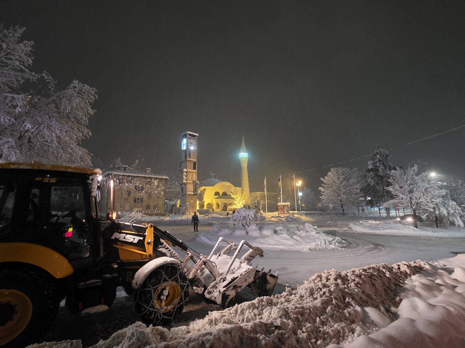 Nakon dnevne smjene i tokom noći nastavlja se angažman Službe zimskog  održavanja saobraćajnica JP “Vodokom” d.o.o. Kakanj 05.01.2026.g