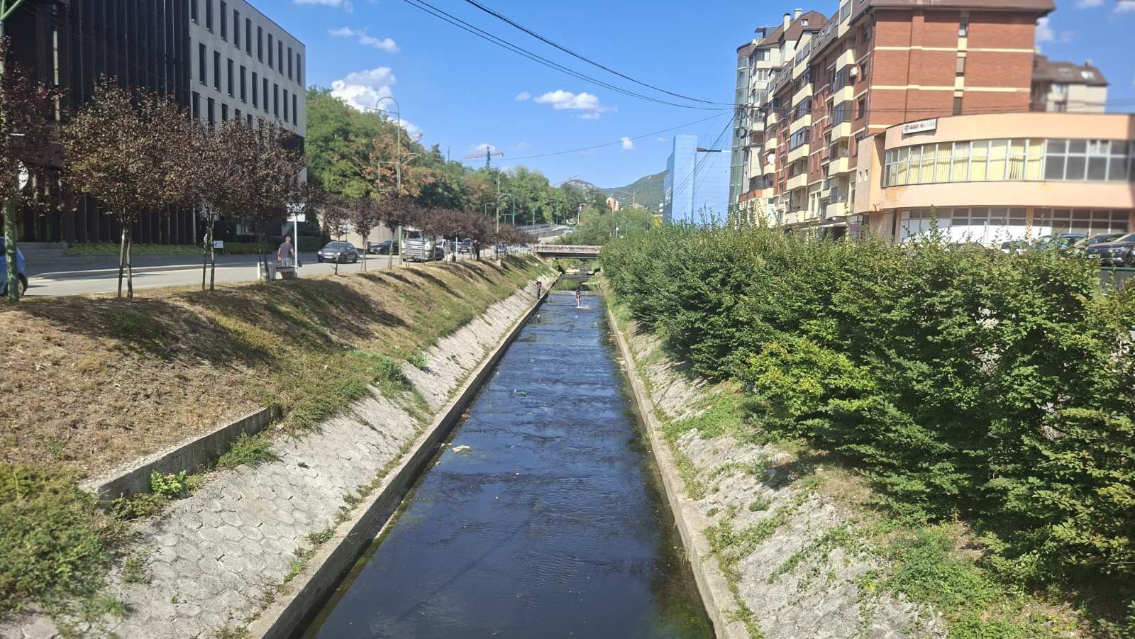 Čišćenje korita rijeke Zgošće usljed niskog vodostaja